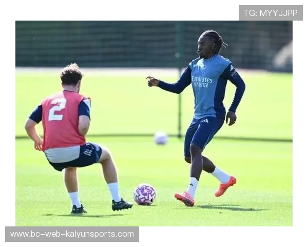 曼城旧将:阿森纳应签埃泽而非马杜埃凯 对其可能加盟热刺感到失望 曼城旧将:阿森纳应签埃泽而非马杜埃凯 对其可能加盟热刺感到失望