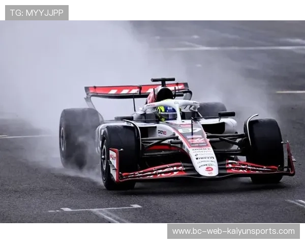 F1现场大风吹走广告牌,差点砸到赛车 F1现场大风吹走广告牌,差点砸到赛车