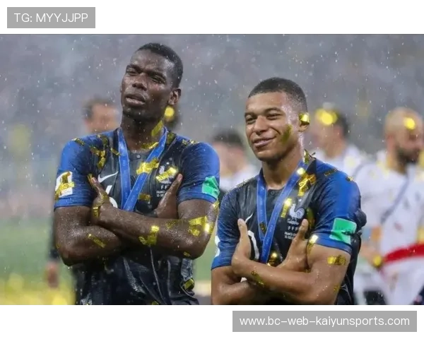 姆巴佩与知名设计师同框,新潮造型引热议 姆巴佩与知名设计师同框,新潮造型引热议