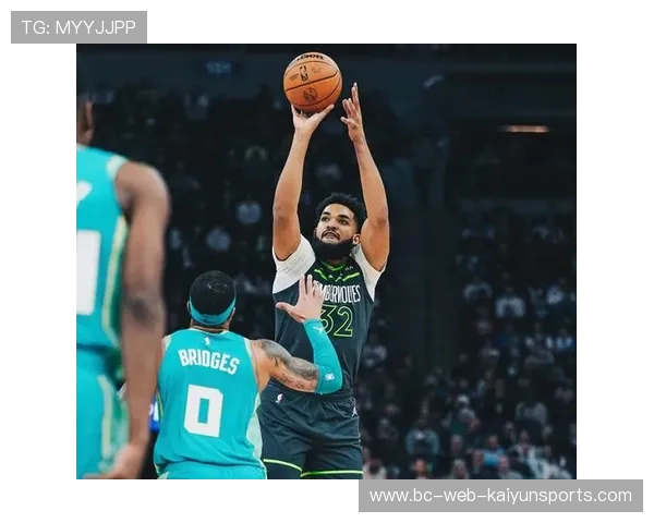 唐斯转身挑篮打板命中，森林狼占住禁区优势