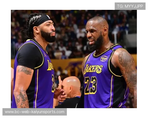 快船底角空位命中，湖人追分被浇灭，快船主场遮住湖人冠军标志