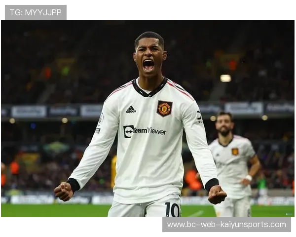 曼联定位球配合见效，拉什福德头球攻破禁区